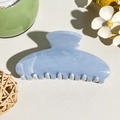 Dettaglio del fermaglio per capelli in acetato azzurro con elegante trama marmorea - Stile a Testa Quadra (F-2502) / Blu Grigio