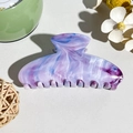 Dettaglio di un grande fermaglio per capelli marmorizzato con motivi blu e viola - Stile a Testa Quadra (LM-13) / Blu viola