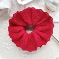 Primer plano de coletero de encaje rojo con bordado calado y textura floral - 17cm Grande / Rojo