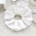 Detalle de un coletero de encaje blanco con bordados sobre un fondo blanco de estilo minimal - 17cm Grande / Blanco