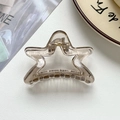 Détail d'une pince à cheveux marron en forme d'étoile sur fond décoratif blanc - Pince à Cheveux en Forme d'Étoile / Marron Thé Brillant