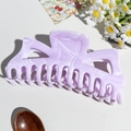 Dettaglio ravvicinato della grande pinza per capelli viola effetto marmo lucido - Grande / Lavanda