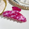 Makroaufnahme der magentafarbenen Marmorierung und Glitzer auf der großen Haarklammer - 9cm Quadratischer Kopf Stil / Irisierendes Fuchsie