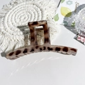 Dettaglio molletta per capelli leopardata con molla resistente e trama in acrilico - 13cm Dritto-Leopardo Beige Lucido