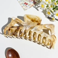 Dettaglio del fermaglio per capelli extra large con trama marmo tartarugato - Grande / Kaki