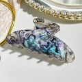 Makroaufnahme der luxuriösen schillernden Acetat Haarklammer mit buntem Marmor Muster - 9cm Quadratischer Kopf Stil / Irisierendes Grauschwarz