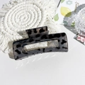 Dettaglio di un fermaglio per capelli maculato con design quadrato vuoto su sfondo bianco - 10.5cm Quadrato-Leopardo Grigio Lucido