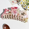 Dettaglio di una grande pinza per capelli marmorizzata per capelli folti su pelle bianca - Grande / rosa carne