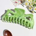 Dettaglio della grande molletta per capelli in marmo verde con elegante trama in acetato - Grande / Verde mela