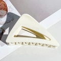 Détail d'une grande pince à cheveux triangle crème ivoire au fini brillant - Beige Brillant