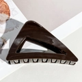 Détail d'une grande pince à cheveux triangulaire marron café avec finition brillante - Brun Foncé Brillant