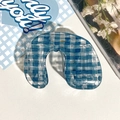 Detailansicht einer Haarklammer mit blau-weißem Karomuster und transparentem Finish - Blau Karo Bogenform (8.5cm)