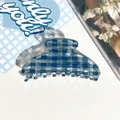 Nahaufnahme einer blau-weißen Gingham-Haarklammer mit goldenen Metallfeder-Details - Blau Karo Quadratkopf-Stil (9cm)