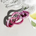 Dettaglio della trama marmorizzata rosa e bianca sulla clip per capelli a nodo infinito - Rosa Viola
