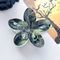 Vista dettagliata del motivo a teschio verde sulla pinza per capelli lucida a forma di fiore - 8cm Stampato Teschio Verde (005-01) / 8cm