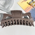 Detailopname van de donkerbruine grote haarklem met een glanzende afwerking en tanden - Groot Monster (13.5cm) / Bruin