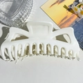 Detailopname van een grote witte matte haarklem met sterke grip voor dikke haren - Groot Monster (13.5cm) / Off-wit