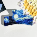 Dettaglio della molletta per capelli con stampa Notte Stellata di Van Gogh su fondo - Stile Notte Stellata (128-1)