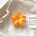 Détail d'une petite pince à cheveux frangipanier avec texture marbrée orange - Orange