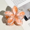 Dettaglio molletta a fiori con venature marmoree arancioni e bordi argentati glitter - Rosa Arancio