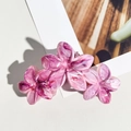 Détail macro d'une pince à cheveux de 11cm avec motif marbré violet et fleurs - Rose-violet
