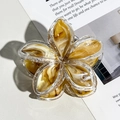 Dettaglio ravvicinato della pinza per capelli a fiore con trama marmorizzata ambra e glitter - Kaki