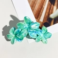 Vue détaillée de la pince à cheveux 11cm à motif marbré vert sur un support en bois - Vert émeraude