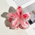 Dettaglio della molletta frangipane con petali in marmo rosa e accenti glitterati argento - Rosa scuro
