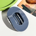 Détail d'une pince à cheveux ovale gris foncé avec finition brillante et dents antidérapantes - Style Ovale (10cm) / Gris Bleu