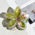 Dettaglio molletta per capelli a fiore con trama marmorea verde e bordi glitter - Rosa carne