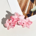 Gros plan détaillé d'une pince à cheveux à motif marbré rose et fleurs de frangipanier - Rose Foncé