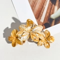 Détail de la pince à cheveux triple frangipanier avec texture marbrée jaune et blanche - Curcuma