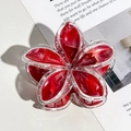 Dettaglio molletta per capelli a fiore in resina rossa marmorizzata con glitter - Borgogna