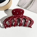 Detalle de la pinza de pelo grande burdeos con lunares blancos sobre cuero blanco - Pinza de Calabaza Rojo Vino con Lunares