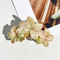 Détail d'une pince à cheveux de 11cm à motif marbré avec finition en résine acétate - Rose Chair