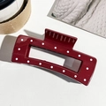 Détail d'une pince à cheveux rouge à pois blancs avec un design creux rectangulaire - Pince Carrée Rouge Vin à Pois