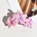 Détails du motif marbré sur la pince à cheveux dégradée rose et violette en forme de fleur - Violet Clair