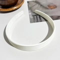Dettaglio di un cerchietto bianco a quattro strati ondulati con denti antiscivolo - Cerchietto Largo In PC A Righe / Bianco Crema Lucido