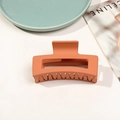 Pince à cheveux carrée orange mate pour coiffure sur cheveux longs sur assiette verte - Orange Mat