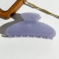 Dettaglio della pinza per capelli semicircolare lavanda su sfondo dallo stile minimal - Testa Quadrata 10.5CM / Grigio Porpora Solido UV