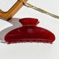 Dettaglio della molletta per capelli bordeaux semitrasparente su fondo in pelle bianca - Testa Quadrata 10.5CM / Rosso Vino Trasparente UV