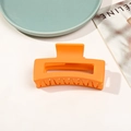 Pince à cheveux carrée orange mate de 8,5 cm pour cheveux épais au style chic et minimaliste - Orange Mat