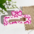 Pince à cheveux rectangulaire crème avec motif cœurs roses sur fond texturé - Cœur Rose Crémeux (Carré Imprimé UV 10.5 - ABS Blanc Cassé 158-1)