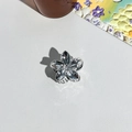 Dettaglio molletta per capelli a fiore di frangipane argento metallizzato effetto specchio - 4cm Clip Frangipani / Argento