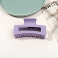 Pince à cheveux carrée 8,5 cm violet clair mat sur une revue de mode sophistiquée - Gris Violet Mat