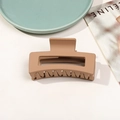 Pince à cheveux carrée mate de 8,5 cm en marron thé au lait avec design géométrique - Café au Lait Mat