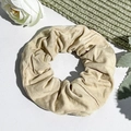 Textura detallada del coletero de tela acanalada beige con pliegues elegantes y material suave - Caqui