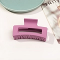 Pince à cheveux carrée violette mate avec design géométrique creux sur fond de magazine - Fuchsia Mat