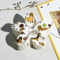 Details des UV-Drucks mit Dackel-Motiven auf weißer blumenförmiger Haarklammer - 8cm Bedruckte Frangipani Stil 4