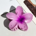 Dettaglio di un fermaglio per capelli a fiore in resina viola sfumata su fondo materico - 8cm Molla Plumeria Rosa Viola
